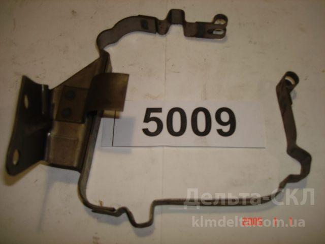 Кронштейн расширительного бачка правый Кронштейн расширительного бачка правый